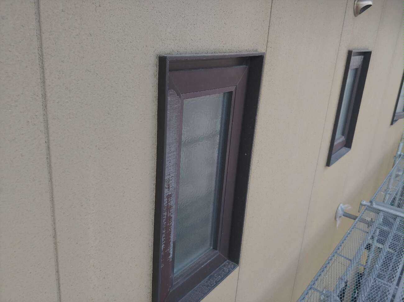 大垣市｜サッシ・換気口と外壁との取り合い部分をシーリング材で防水工事